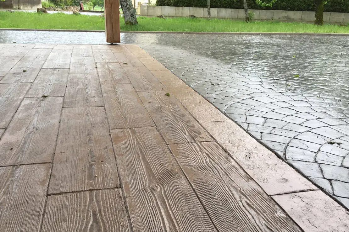 Hormigón impreso con aspecto de madera en el patio trasero de una vivienda